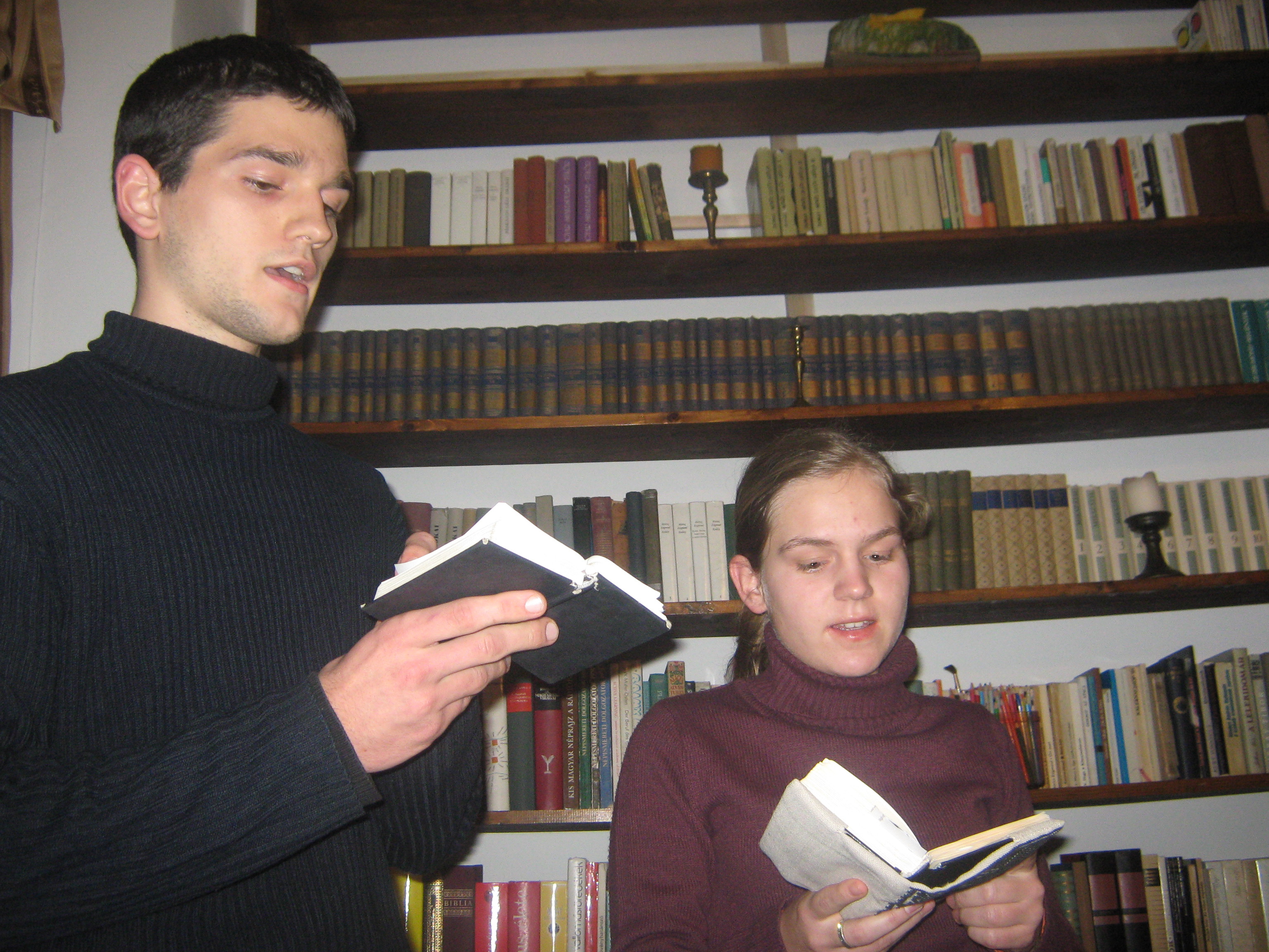 Kálvin öröksége - zsoltárokat énekelenek fiatalok.jpg